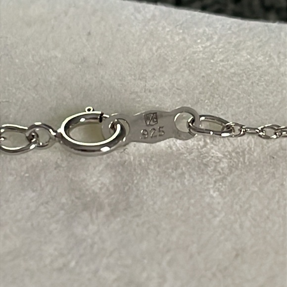 Elegant Sterling Silver Heart Pendant Necklace - Picture 4 of 4